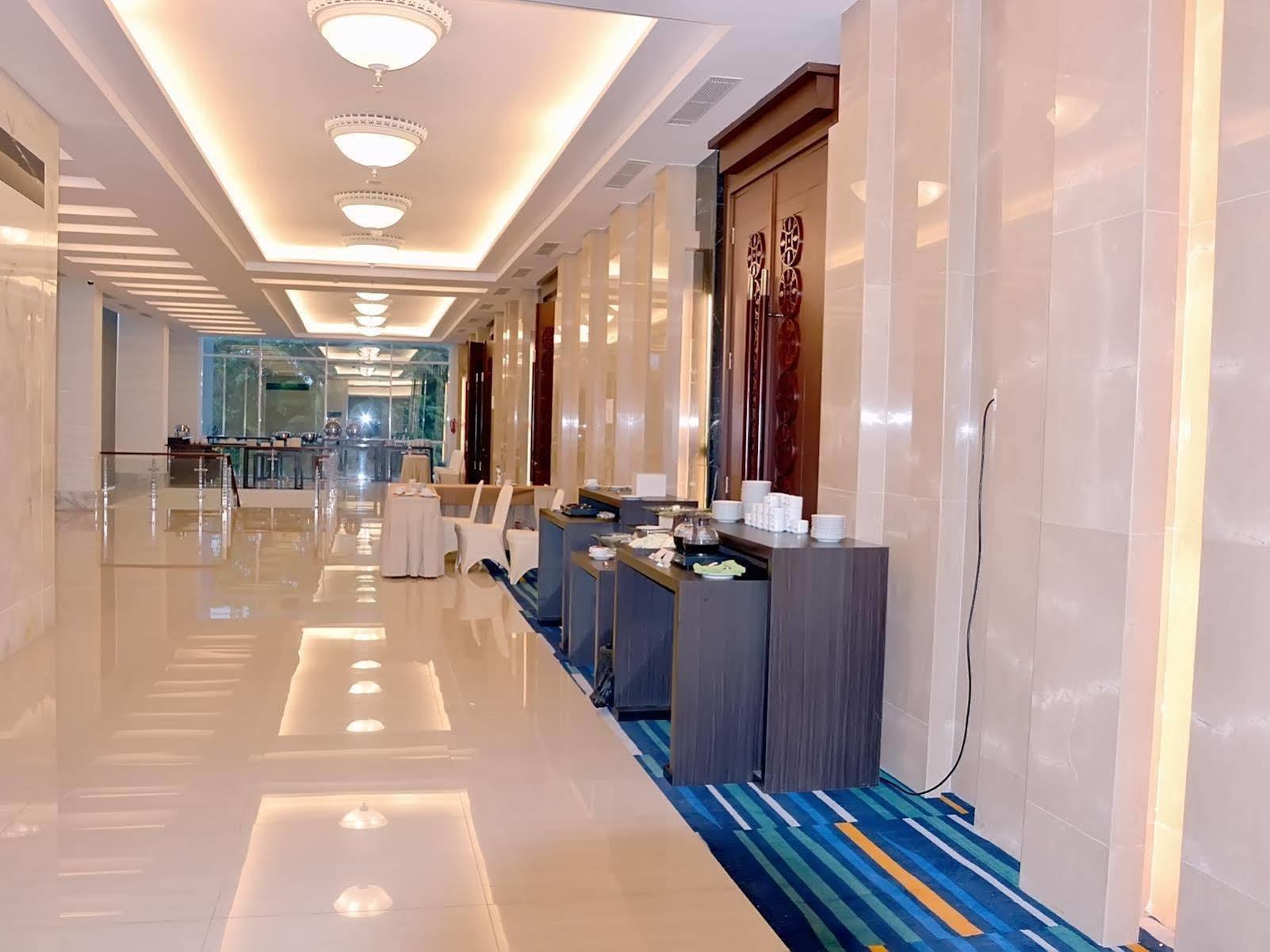 Hotel Santika Пекалонган Экстерьер фото